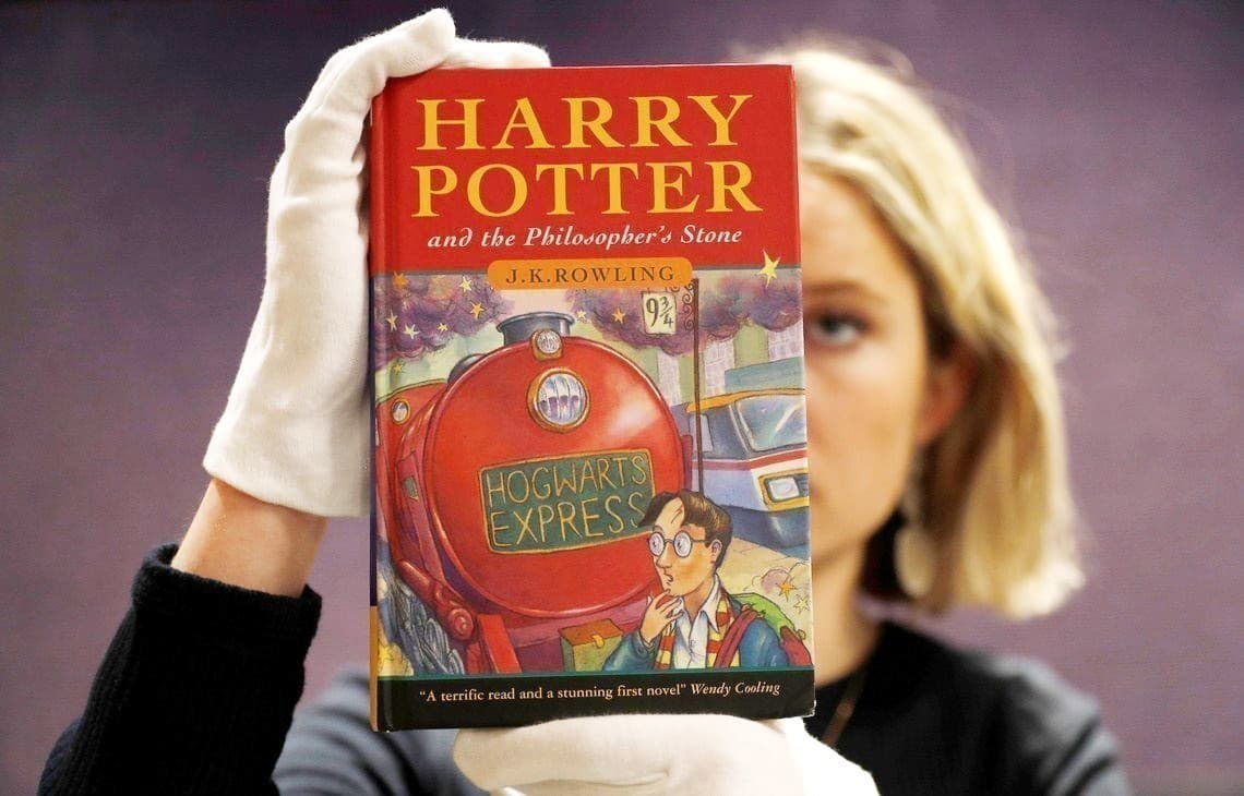 Перше видання книги &amp;quot;Гаррі Поттер і філософський камінь&amp;quot; продали за 1,8 млн. гривень