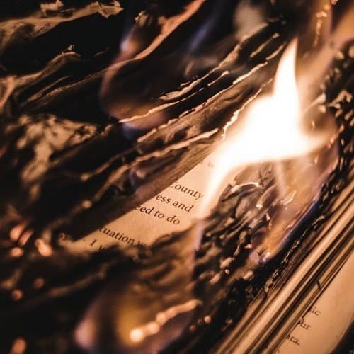 Гори, книго, гори! Історії письменників, які намагалися знищити власні твори Гори, книго, гори! Історії письменників, які намагалися знищити власні твори