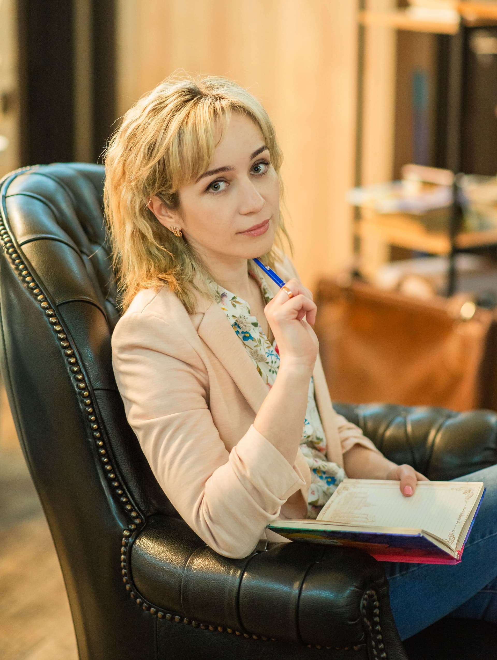 Яна Хоменко: "Люблю накидати головні ідеї від руки: план, тези, події. Іноді навіть малюю персонажів"