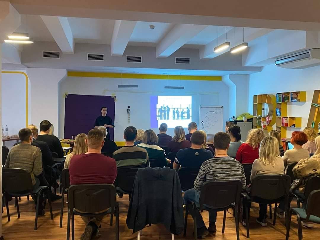 В харківській книгарні мережі "Книголенд" відбувся круглий стіл В харківській книгарні мережі "Книголенд" відбувся круглий стіл