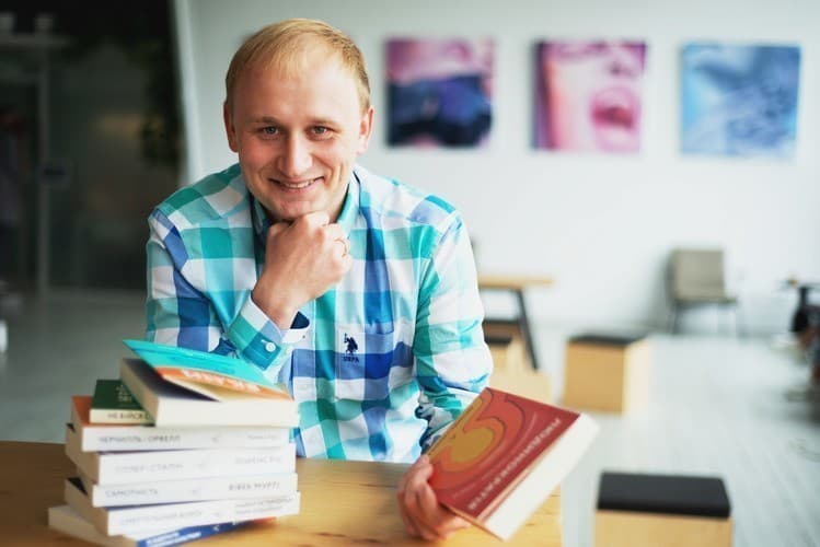 “Тобі треба не вмерти”: як запустити успішне видавництво в пандемію Філософія видавця “Лабораторії” — Антона Мартинова “Тобі треба не вмерти”: як запустити успішне видавництво в пандемію Філософія видавця “Лабораторії” — Антона Мартинова